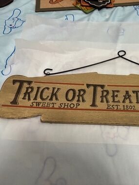 “Trick or Treat” sweet shop sign-NWOT.
